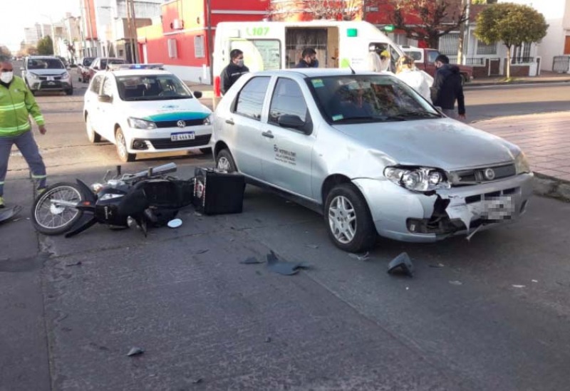 Fuerte choque entre un motomandados y un automvil